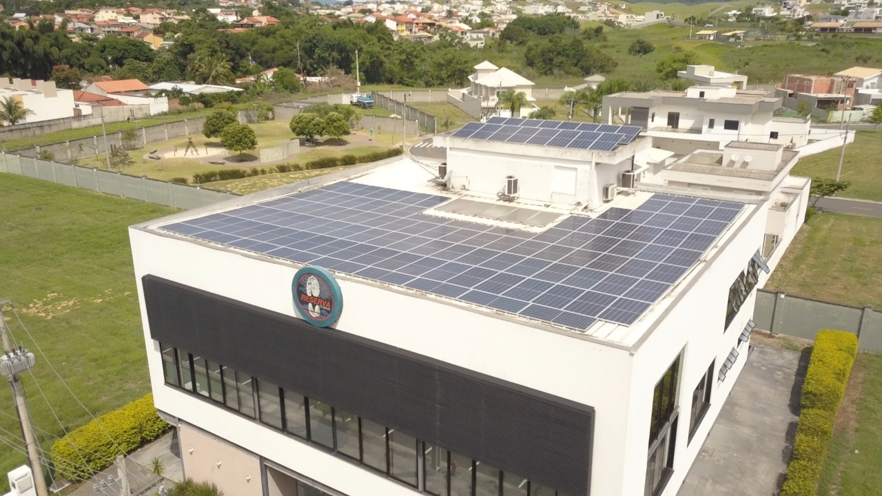 Painéis solares instalados em um telhado
